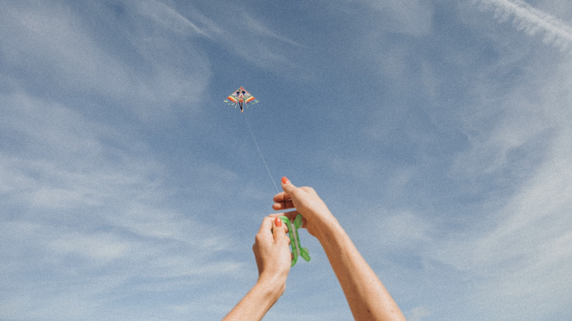 kite_flying_sky_clouds_unsplash