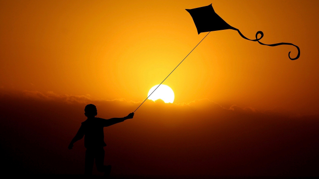 kite_flying_sunset
