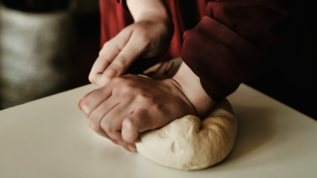 kneading_dough_bread_baking_unsplash