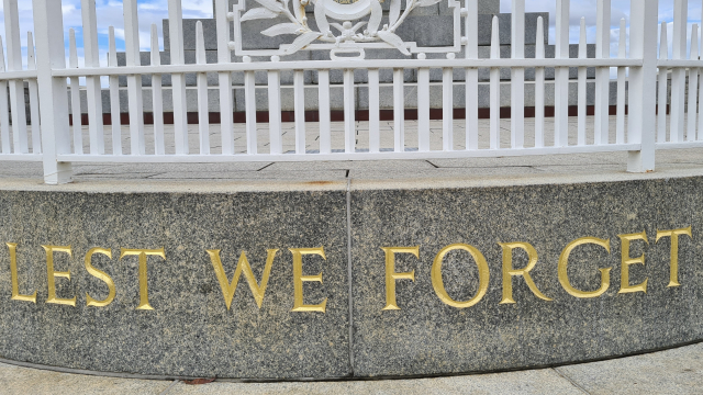 lest_we_forget_engraving_memorial_unsplash