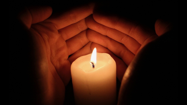 light_candle_hands