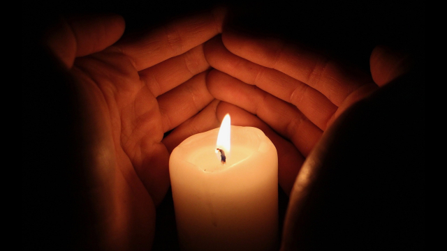 light_candle_hands