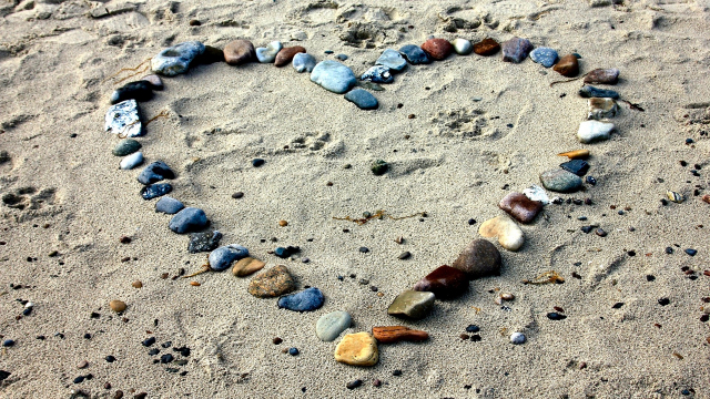 love_heart_stones_beach