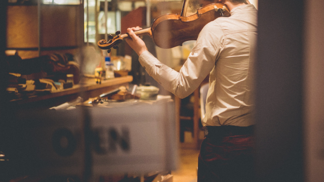 luthier_violin_workshop_unsplash