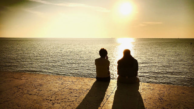 man_woman_sitting_seaside