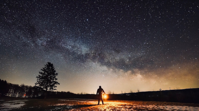 milky_way_man_nightsky_stars