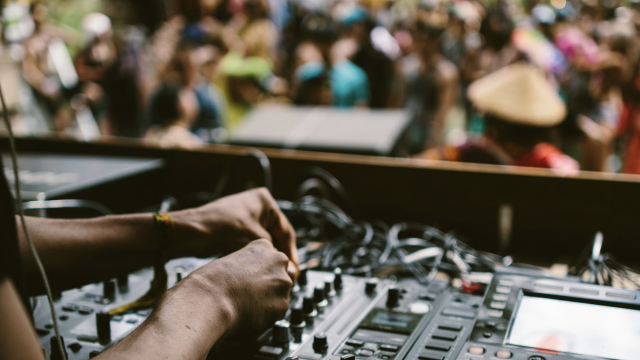 mixing_desk_crowd_festival_unsplash