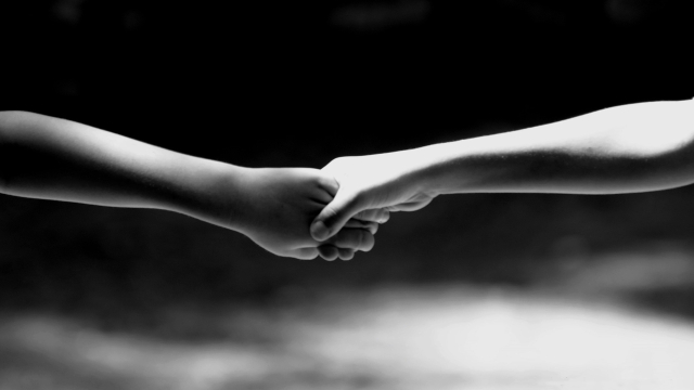 monochrome_holding_hands