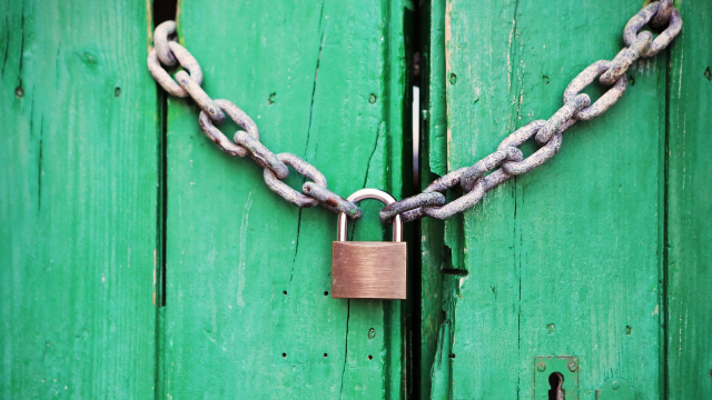 padlock_chain_door