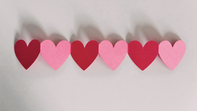 paper_chain_hearts_red_pink_unsplash