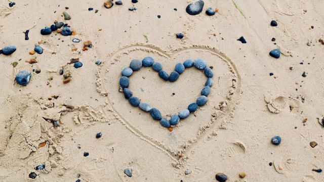 pebbles_beach_love_heart