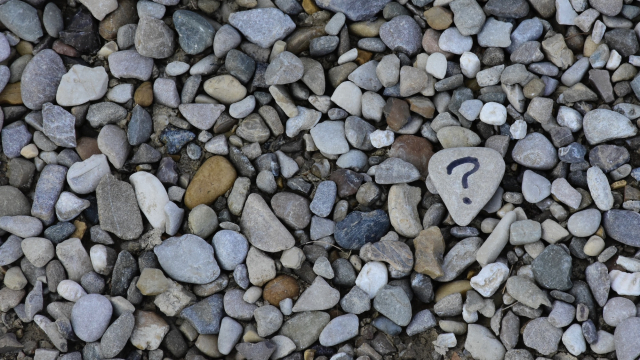 pebbles_stones_beach_question_mark_unsplash