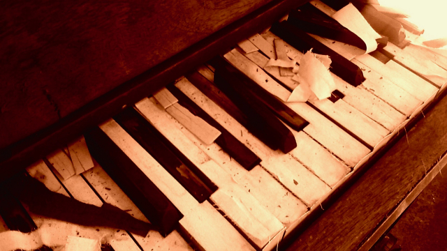 piano_broken_decaying