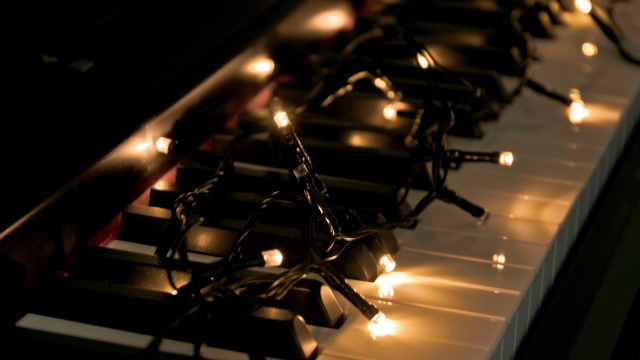 piano_fairy_lights_christmas