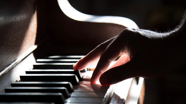 piano_hand_playing