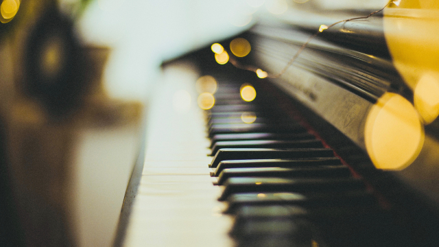 piano_lights_lens_flare_unsplash