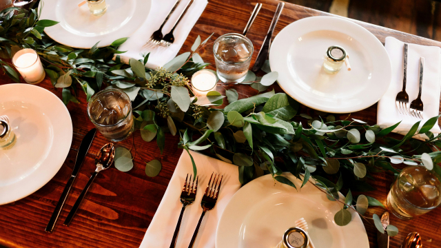 place_setting_banquet_honey_unsplash