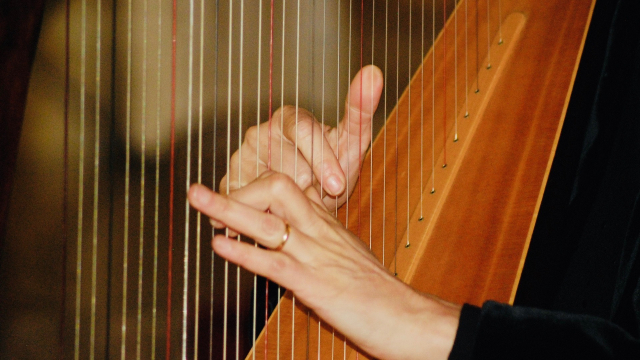 playing_harp_music