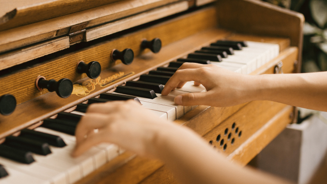 playing_organ_unsplash