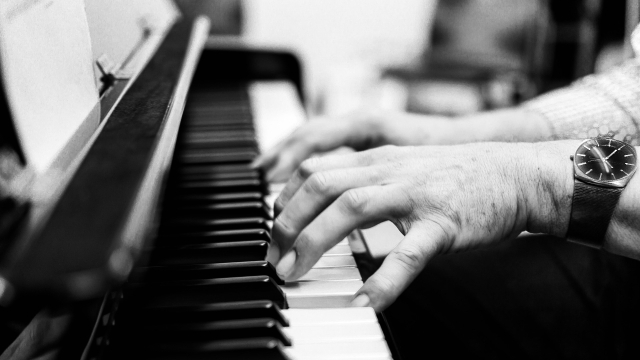 playing_piano_bw