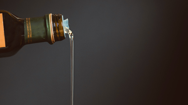 pouring_oil_bottle_unsplash