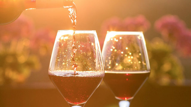 pouring_wine_sparkling_glasses_unsplash