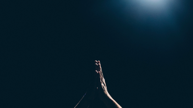 praying_dark_light_unsplash