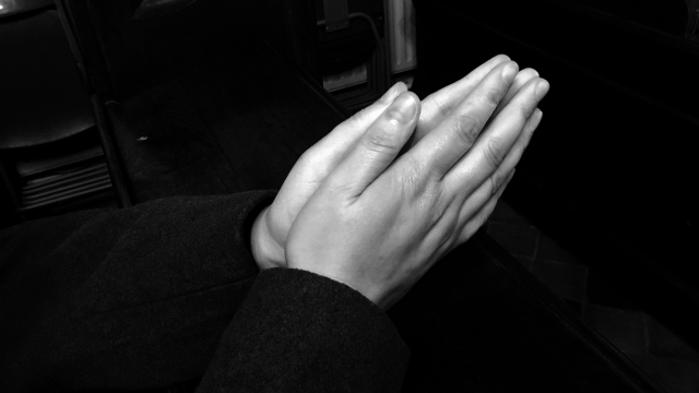 praying_hands_pew_bw