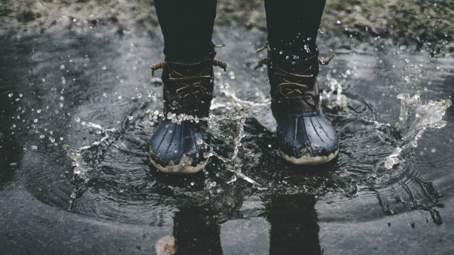 puddle_splash_boots_unsplash