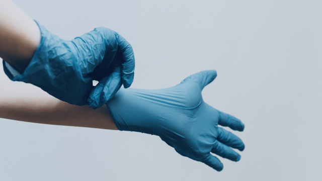 putting_on_gloves_medical_unsplash