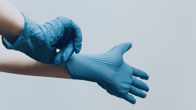 putting_on_gloves_medical_unsplash