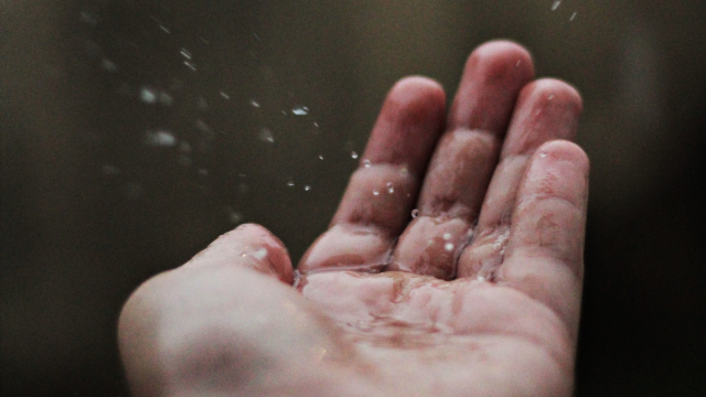 rain_hand_water_unsplash