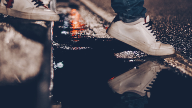 reflection_walking_puddle_city_unsplash