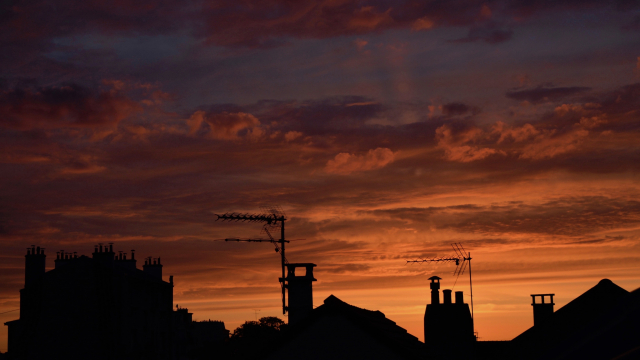 rooftops_chimneys_silhouette_unsplash
