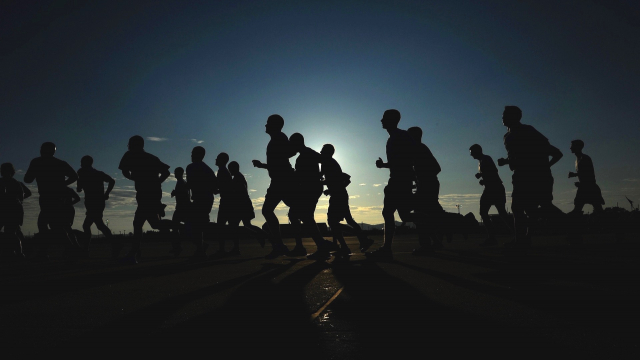 runners_silhouette_race_together