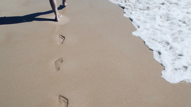 sand_footprints_feet_waves