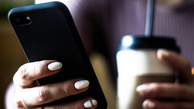 scrolling_coffee_phone_unsplash