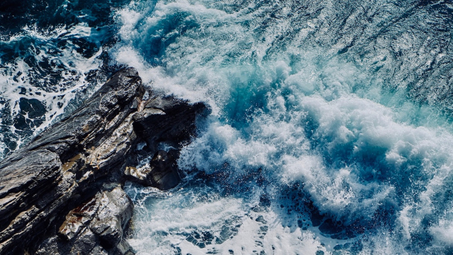 sea_stormy_waves_rocks