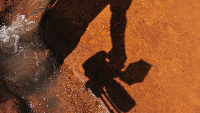 shadow_cameraman_desert_unsplash