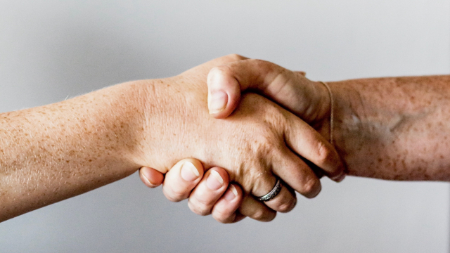 shaking_hands_unsplash
