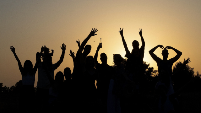 silhouette_group_cheering_unsplash