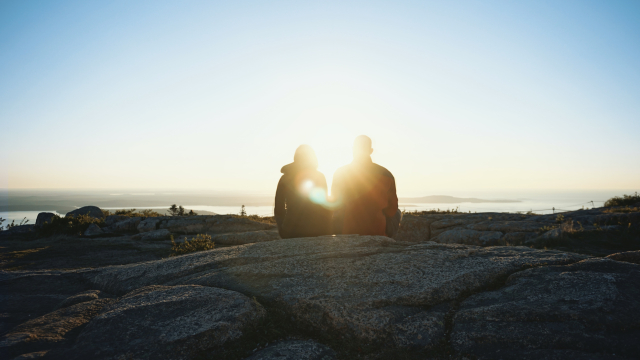 silhouette_pair_sunlight_beach_unsplash