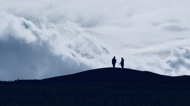 silhouettes_hillside_sky_unsplash