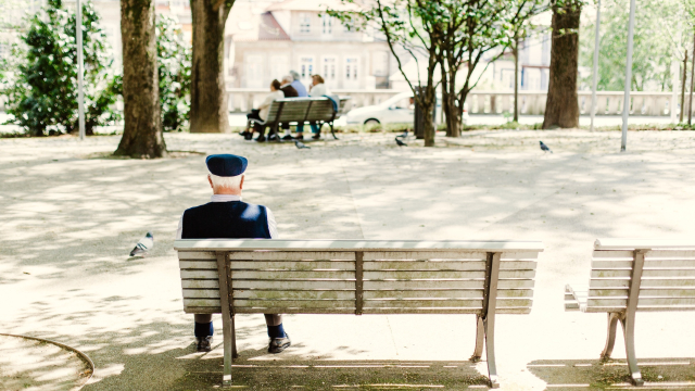 sitting_park_bench_unsplash