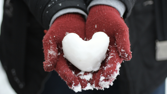 snow_heart_gloves_unsplash