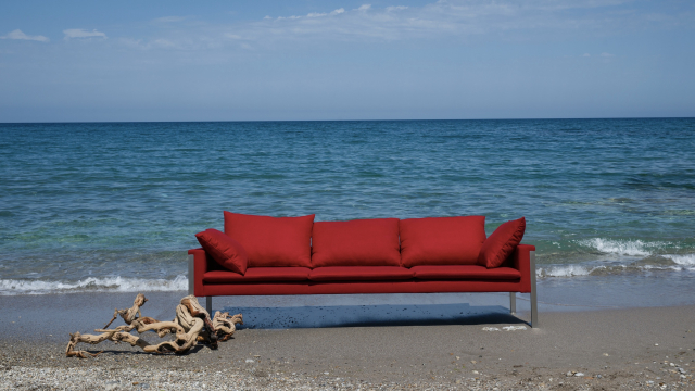sofa_beach_furniture_coast_unsplash