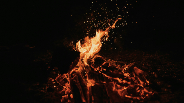 sparks_fire_flames_campfire_unsplash