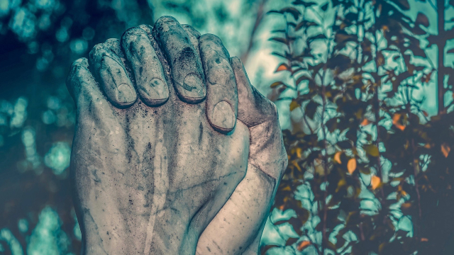 statue_praying_hands