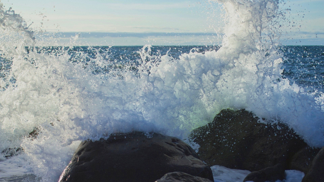 stormy_splash_rocks