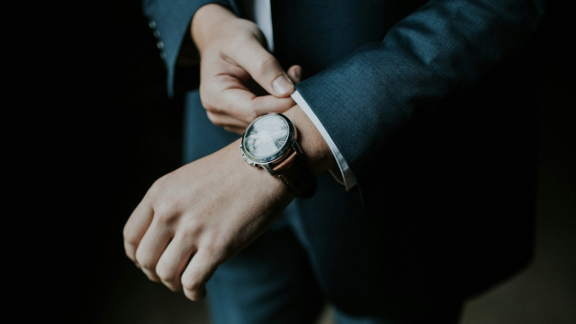 suit_watch_time_unsplash